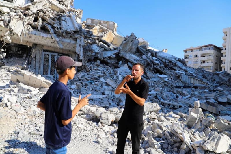 35,000 ‘Partially or Completely’ Deaf in Gaza Due to Israeli Bombings. Gaza: 35.000 sorderas por bombas israelíes ENG ESP