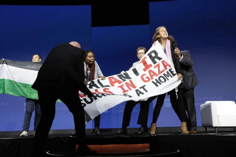 Palantir, from the genocide in Palestine to the NHS, UK. Palantir, del genocidio palestino al Servicio Nacional de Salud británico. ENG ESP