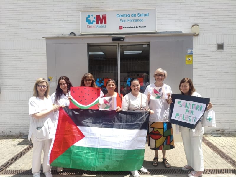 Todos los viernes, en las puertas de centros sanitarios, por Palestina