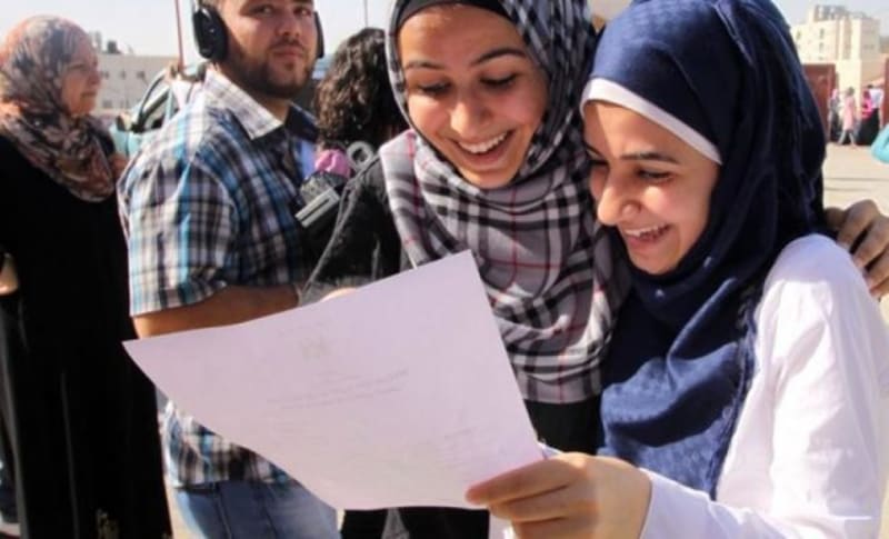Gaza vibra y se alegra: notas finales del bachillerato. Gaza Refuses to Die: Joy Is Also Resistance.  Tawjihi. ESP ENG