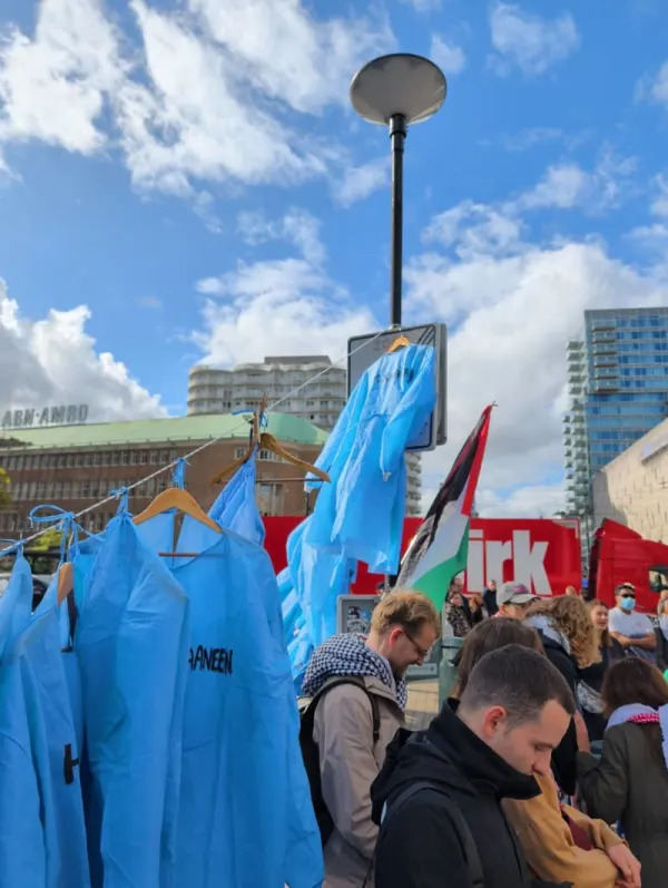 Press release. 81 Scrubs Outside World Medical Association WMA Summit. Nota de prensa. 81 batas colgadas ante la Asociación Médica Mundial AMM. ENG ESP