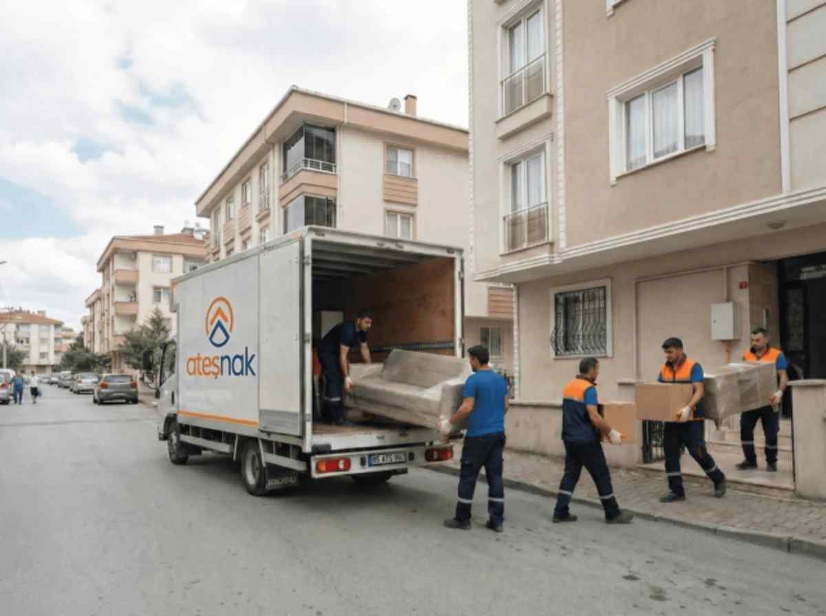 Pendik evden eve nakliyatta ev taşıyan Ateşnak ekibi ve Ateşnak kamyonu
