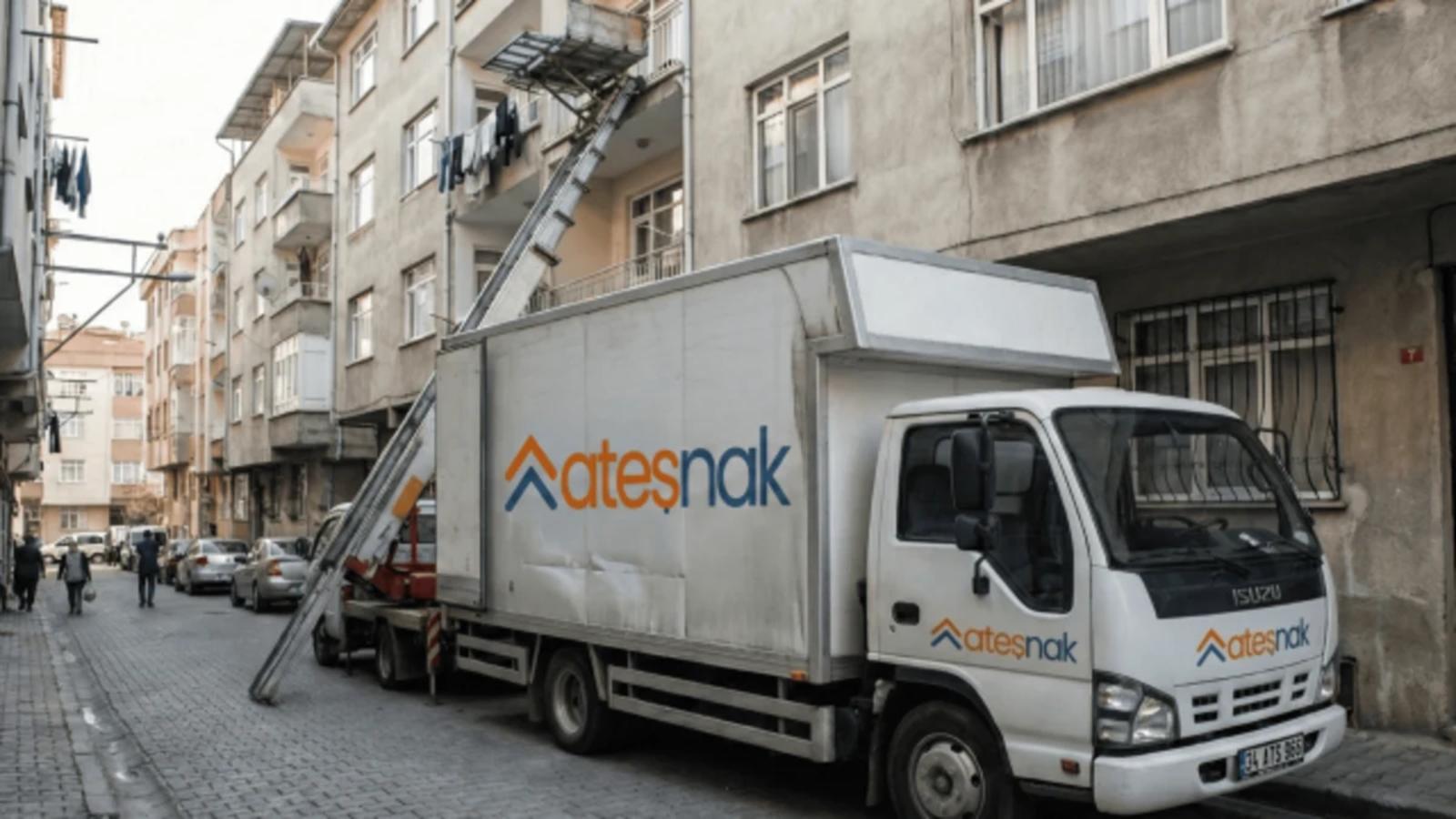 Kaynarca evden eve nakliyatta ev taşıyan Ateşnak ekibi ve Ateşnak kamyonu