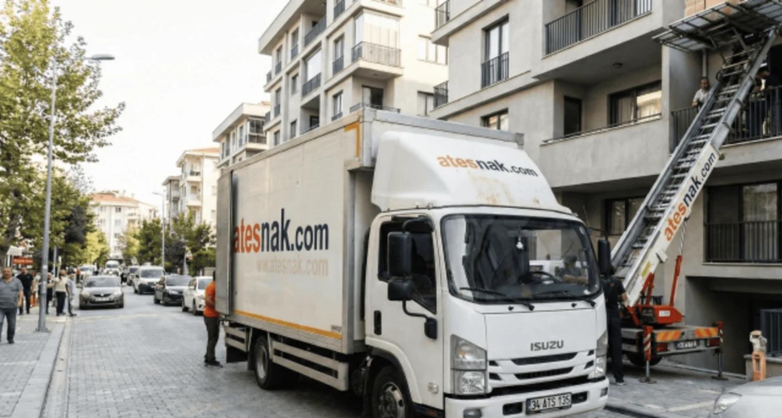 Kartalda evden eve nakliyat yapan Ateşnak kamyonu ve asansörü