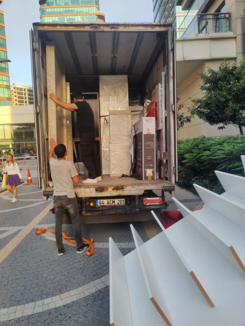 Parça eşya taşıyan Ateşnak aracı