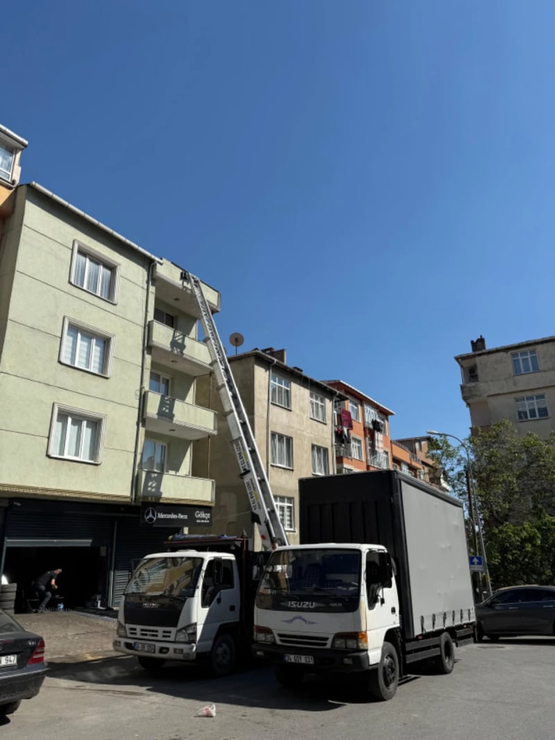 Pendikte Evden Eve Nakliyat hizmeti veren Ateşnak kamyonu ve asansörü