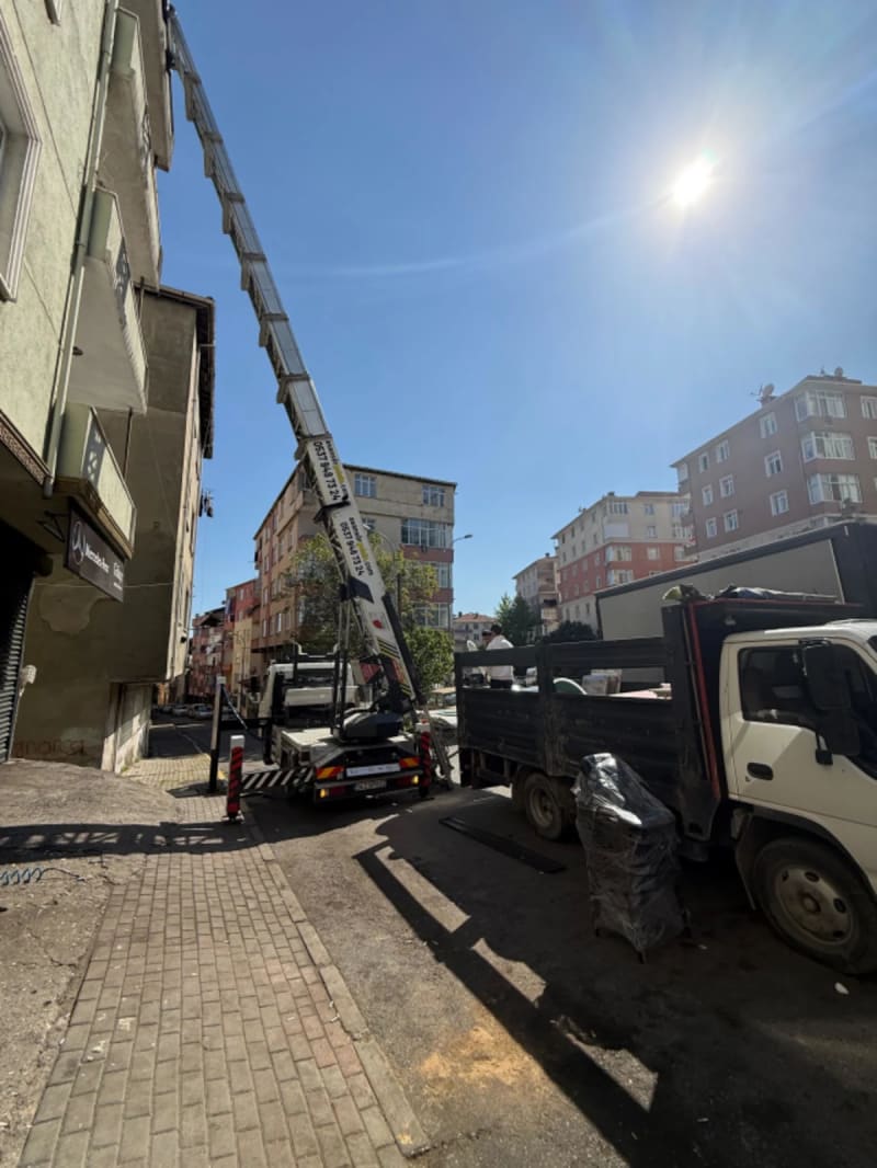 Pendikte Evden Eve Nakliyat hizmeti veren Ateşnak kamyonu ve asansörü