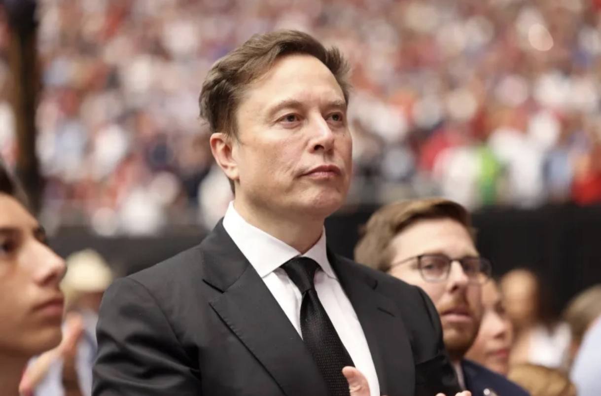 Elon Musk : l’homme le plus riche du monde qui vaut environ 839 milliards de dollars et l’architecte d’un empire technologique mondial