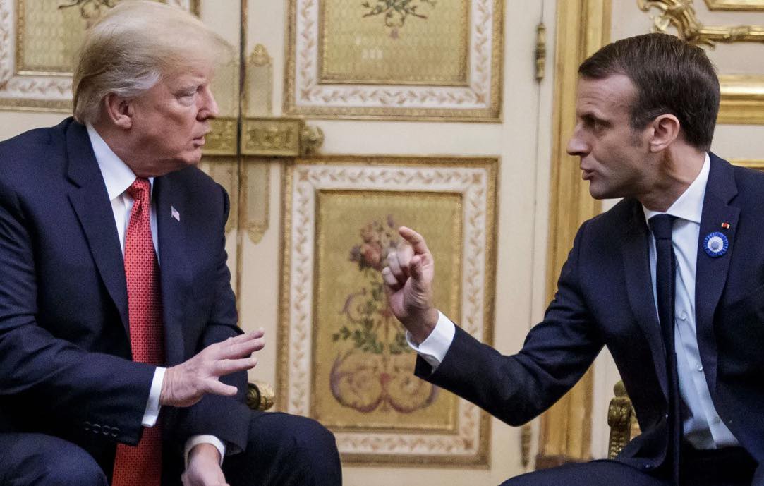 "Pas encore remis de la gifle" : Donald Trump raille Emmanuel Macron et provoque un incident diplomatique
