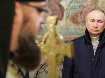 Владимир Путин поздравил россиян и православных верующих с Рождеством Христовым, отметив роль церковных организаций в по