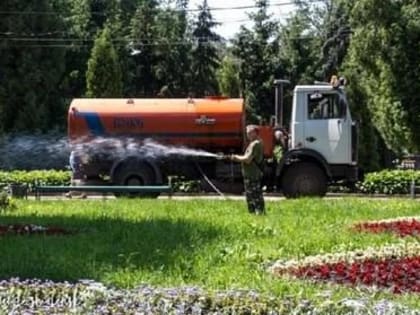 В Мариуполе из-за жаркой погоды усилили полив зеленых насаждений