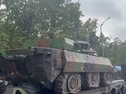 Транспортировка трофейного французского колёсного танка AMX-10RC по улицам Мариуполя