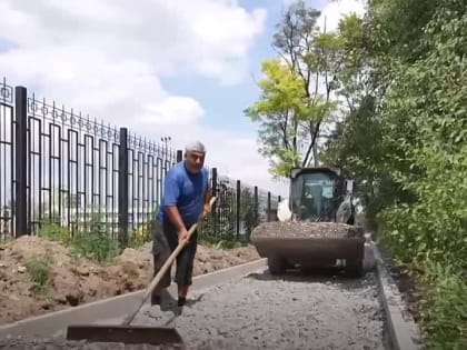 В Харцызске завершили благоустройство территории у МФЦ. У здания многофункционального центра сотрудники нижегородской ко