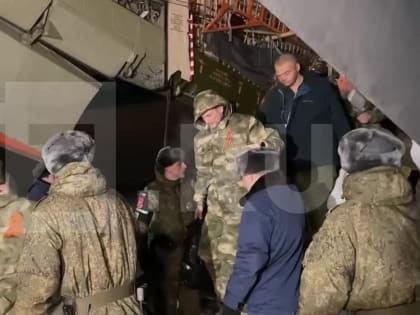 Российские военнослужащие, освобожденные из украинского плена, прибыли на военный аэродром Чкаловский