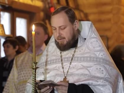 Кадры церковной службы в храме Покрова Божьей Матери в Мариуполе
