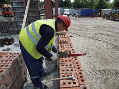 Студенты помогают восстанавливать жилые дома в Мариуполе
