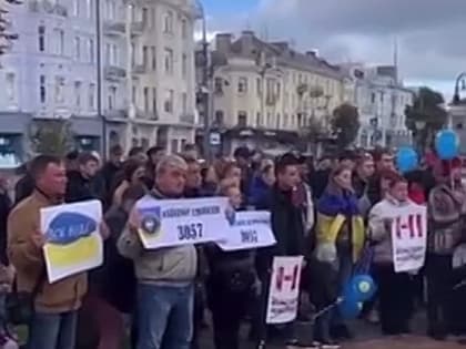 В Виннице проходит акция протеста против референдума в Мариуполе