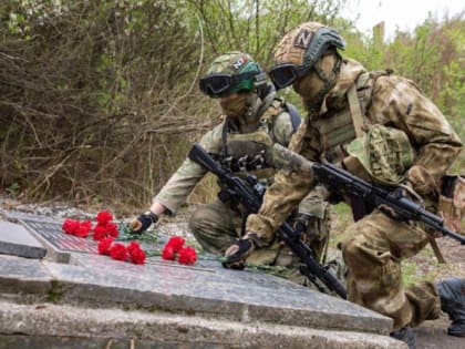 В Мариуполе инженеры Росгвардии совместно с военной контрразведкой восстановили мемориал погибшим в Великой Отечественно