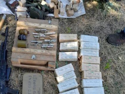 12345 Полицейские выявили схрон с оружием в Мариуполе