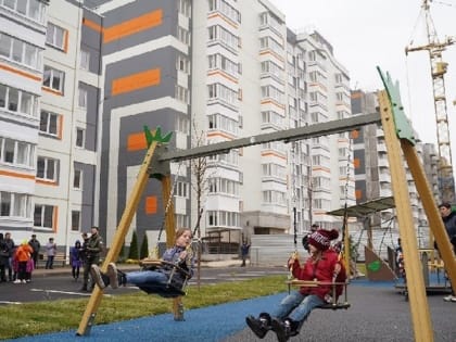 В Мариуполе вручили ключи от квартир в новых домах еще 15 семьям