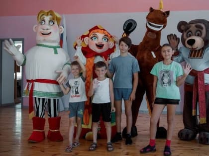 Коллективу Дворца культуры «Чайка» в Мариуполе подарили ростовые куклы