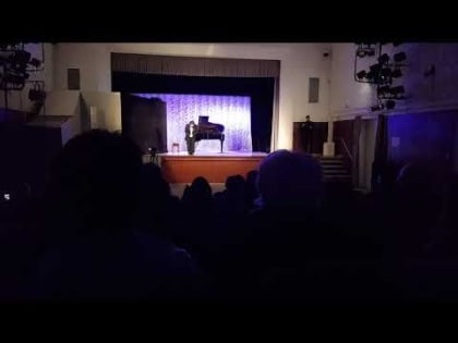 Вчера на сцене Мариупольского драмтеатра выступил французский композитор и пианист Николя Челоро, исполнив собственное м