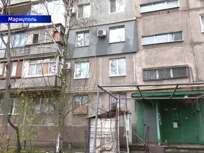 Жителям многоквартирного дома в Мариуполе помогают в благоустройстве квартир