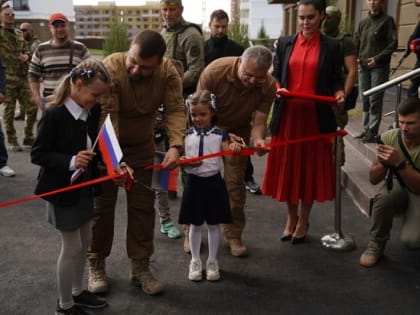 Семьям из Мариуполя вручили ключи от квартир в новостройках: ФОТО