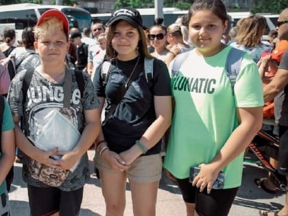 Мариупольские школьники отправились на отдых в Санкт-Петербург