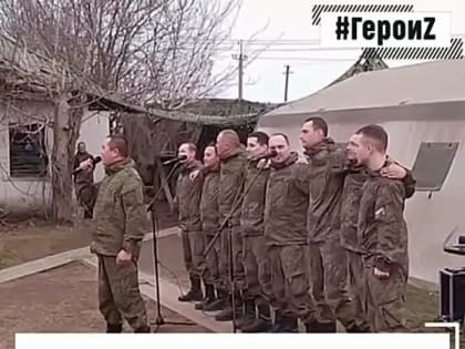 Сменил концертный костюм на камуфляж