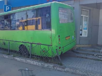 В Макеевке водитель автобуса потерял контроль над управлением и въехал в здание аптеки