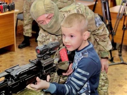 Бойцы ОМОН устроили экскурсию для братьев-близнецов погибшего бойца Канатникова