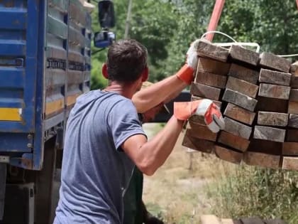 Волонтеры Русской православной церкви ремонтируют в Мариуполе дома, пострадавшие от обстрелов