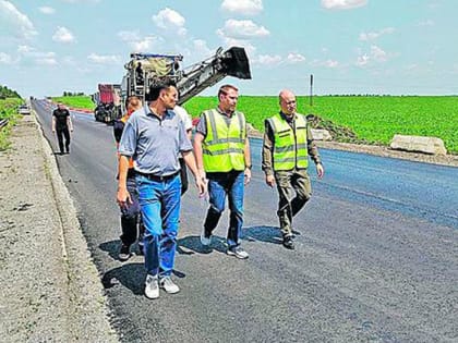 Дело спорится: В ДНР восстанавливают старые дороги и строят новые