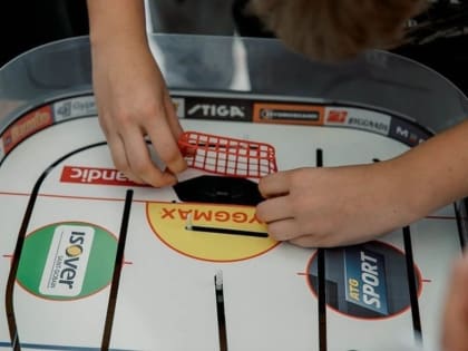 Мэр Мариуполя привез школьникам профессиональные наборы для игры в настольный хоккей