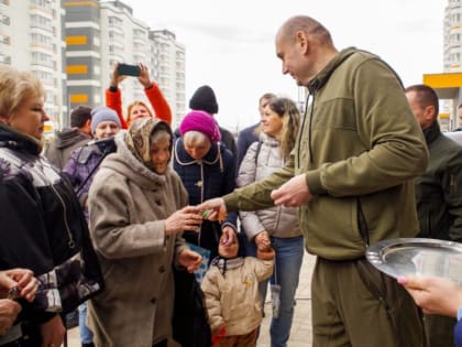 Евгений Солнцев вручил ключи новоселам в Мариуполе