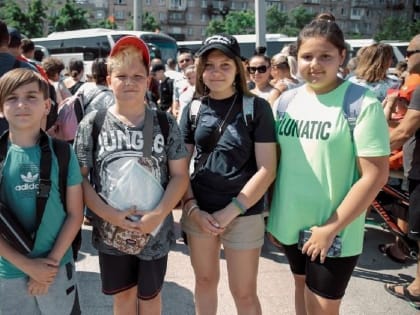 Мариупольские школьники отправились на отдых в Санкт-Петербург