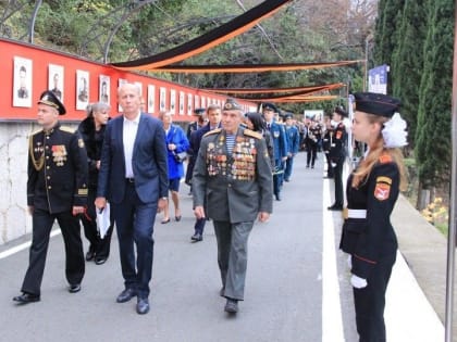 Аллею героев спецоперации открыли в парке Юсуповского дворца