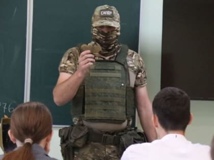 Военные инженеры провели занятия по мерам безопасности при обнаружении ВОП с учащимися одной из школ Мариуполя