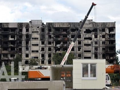 Первые этажи нового комплекса блочных домов начали монтировать в центре Мариуполя