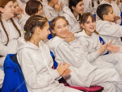 Губернатор Санкт-Петербурга Александр Беглов навестил мариупольских школьников в детском лагере «Молодежное»