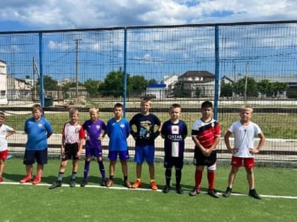 Юные футболисты из Мариуполя вернулись с тренировок в Феодосии