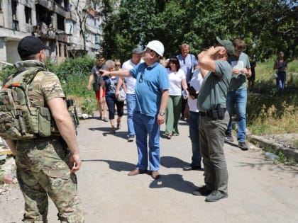 Глава Мариуполя Олег Моргун продолжает работу на объектах городского жилого фонда