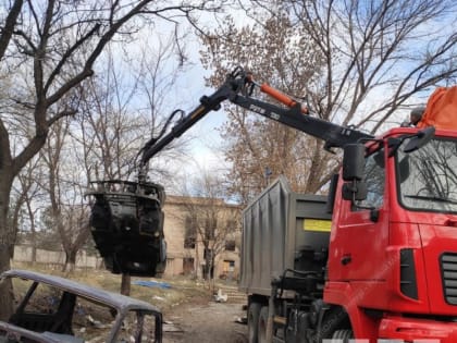 В Ильичевском районе вывозят на утилизацию сгоревшую автотехнику