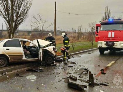 В Ильичевском районе Мариуполя сотрудники МЧС деблокировали погибшего в результате ДТП водителя