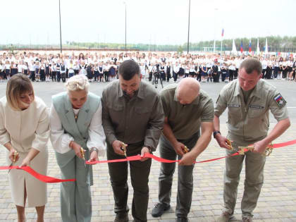 Денис Пушилин принял участие в торжественной линейке по случаю открытия мариупольской школы «Невская»