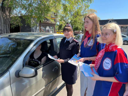 В Мариуполе сотрудники ГИБДД провели акцию «Проверь знания Правил дорожного движения»