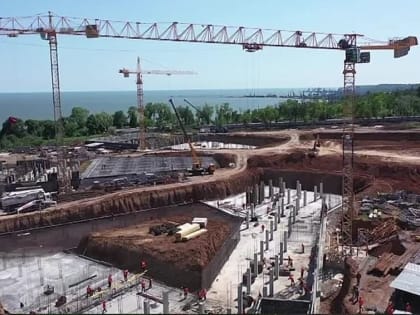 Работают в две смены! Строители Военстроя РФ монтируют корпус будущего филиала Нахимовского училища в Мариуполе