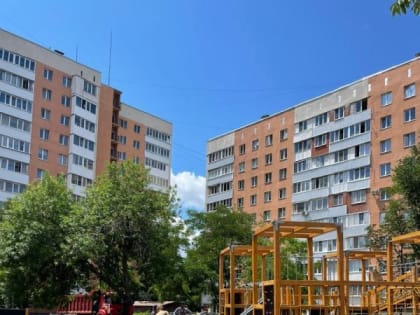 Петербуржцы благоустраивают территории отремонтированных домов Мариуполя