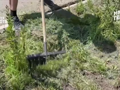 Мариуполь. Активисты «Молодой Гвардии Единой России» и «Волонтерской Роты» помогают коммунальным службам приводить город